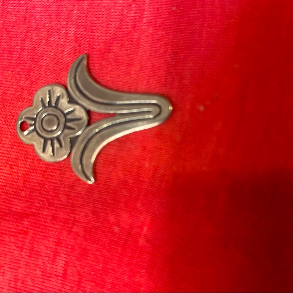 James Avery charm, silver retired flower charm.Medium size charm for necklace.